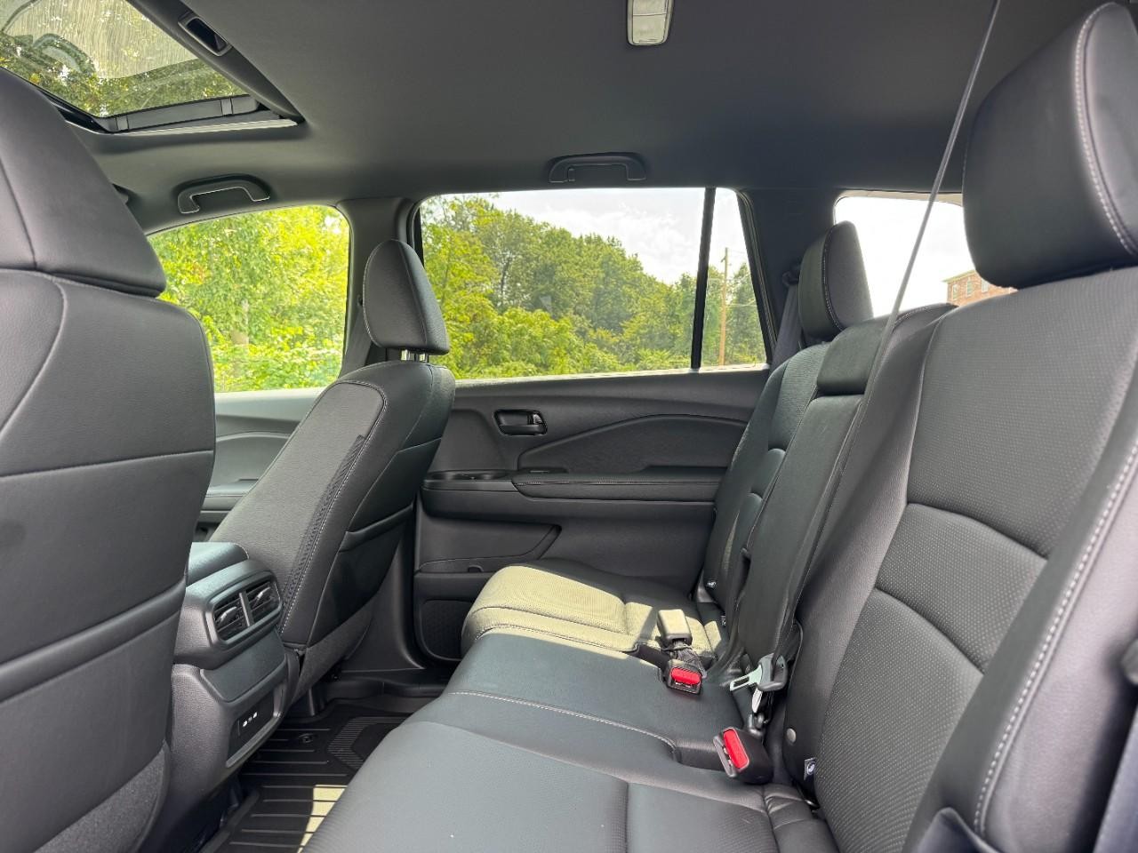 Honda Passport Vehicle Full-screen Gallery Image 11