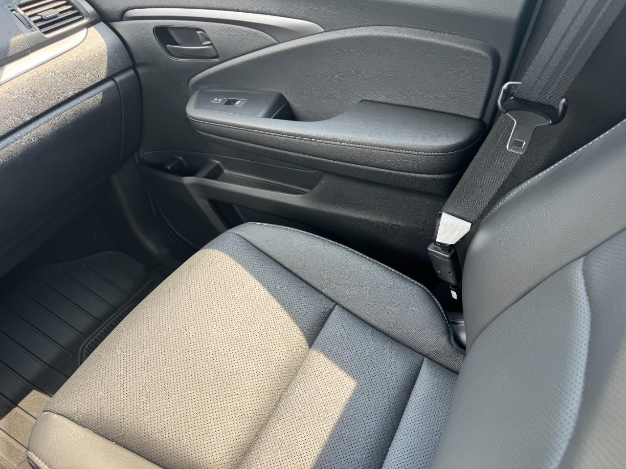 Honda Passport Vehicle Full-screen Gallery Image 17