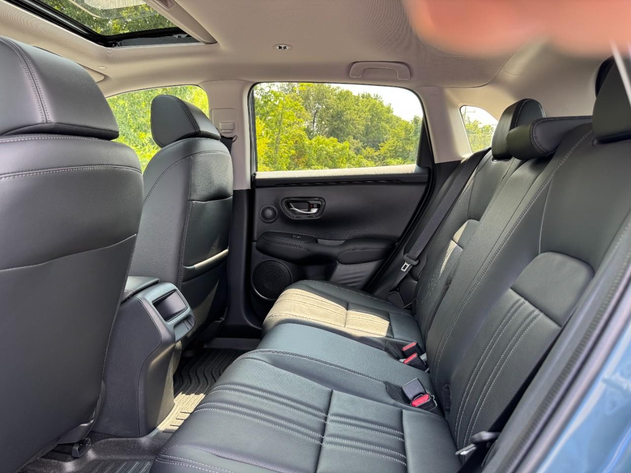 Honda HR-V Vehicle Full-screen Gallery Image 11