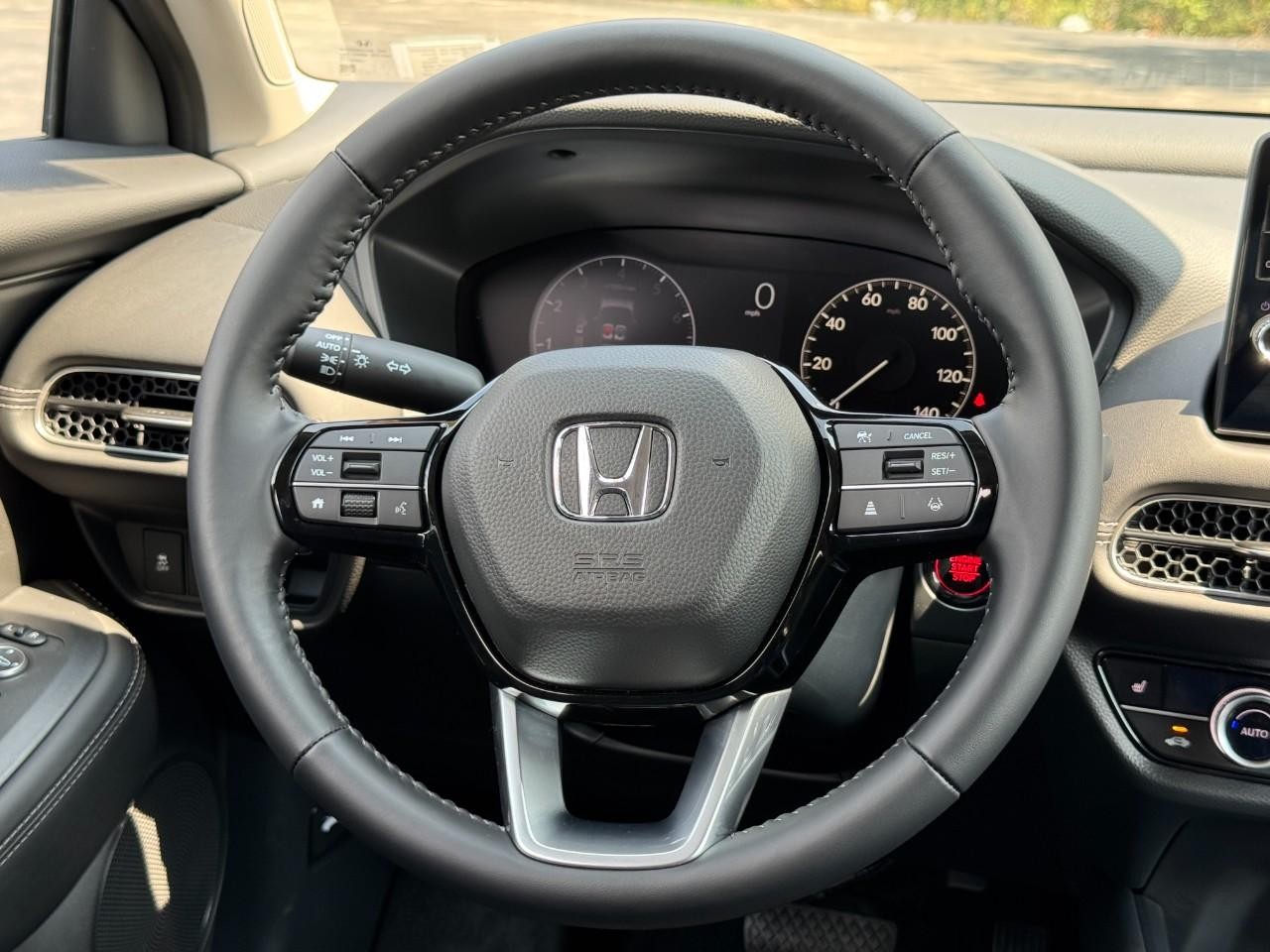Honda HR-V Vehicle Full-screen Gallery Image 13