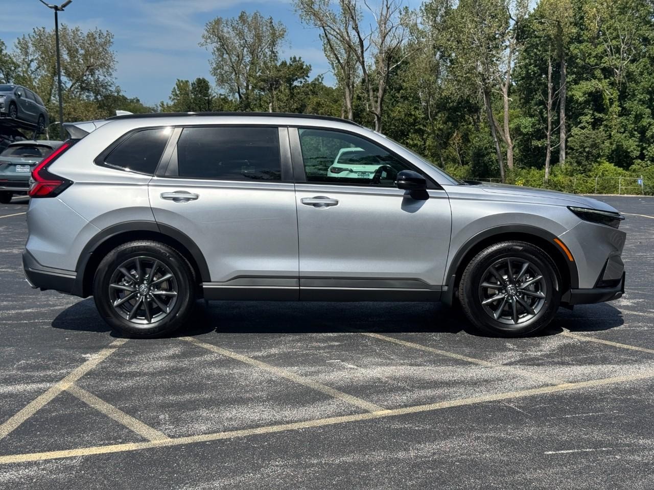 Honda CR-V Hybrid Vehicle Full-screen Gallery Image 03