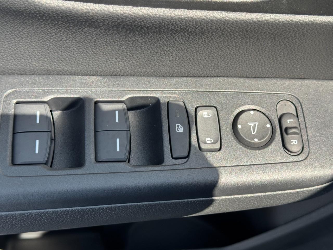 Honda CR-V Hybrid Vehicle Full-screen Gallery Image 26