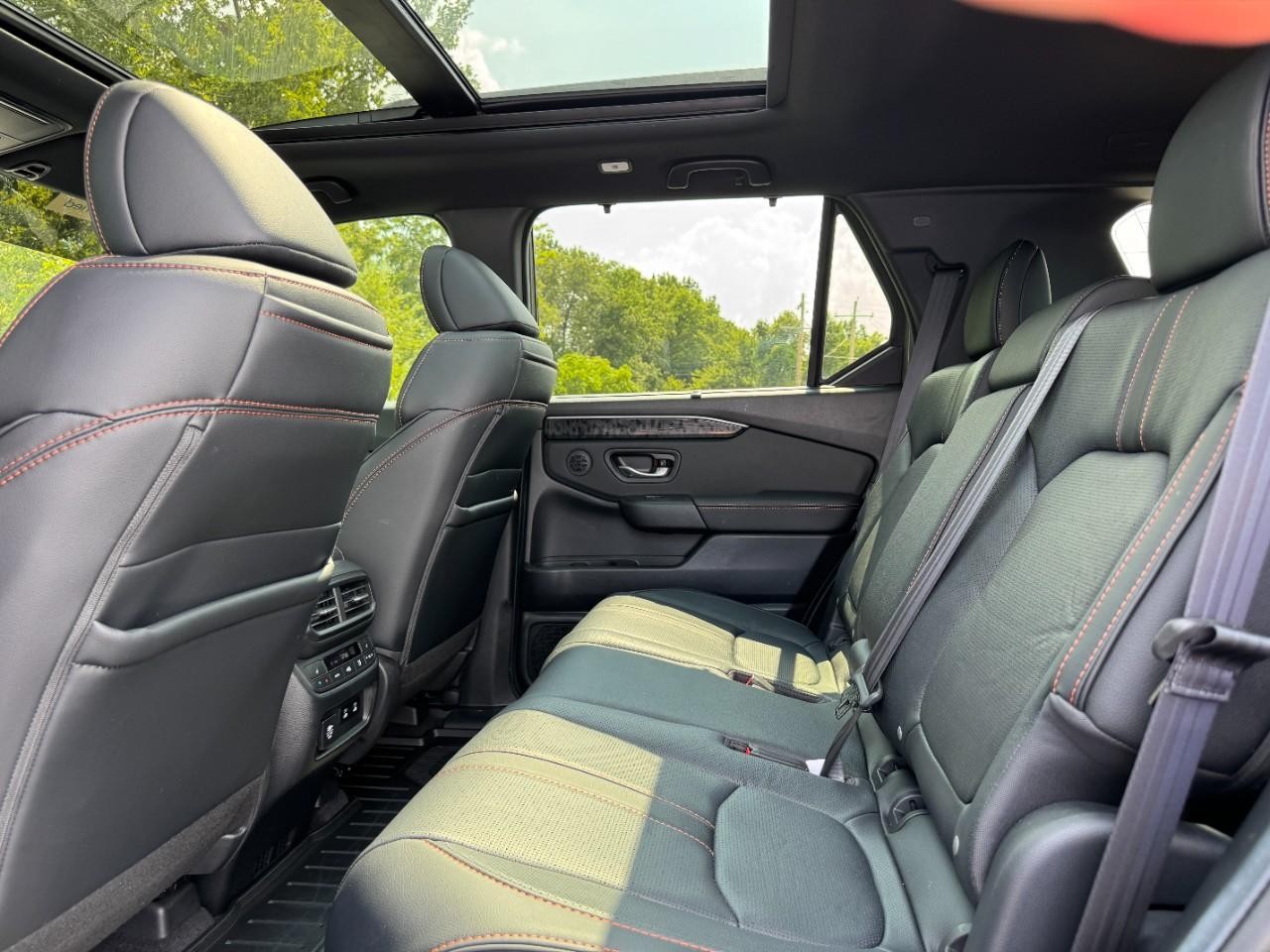 Honda Passport Vehicle Full-screen Gallery Image 12
