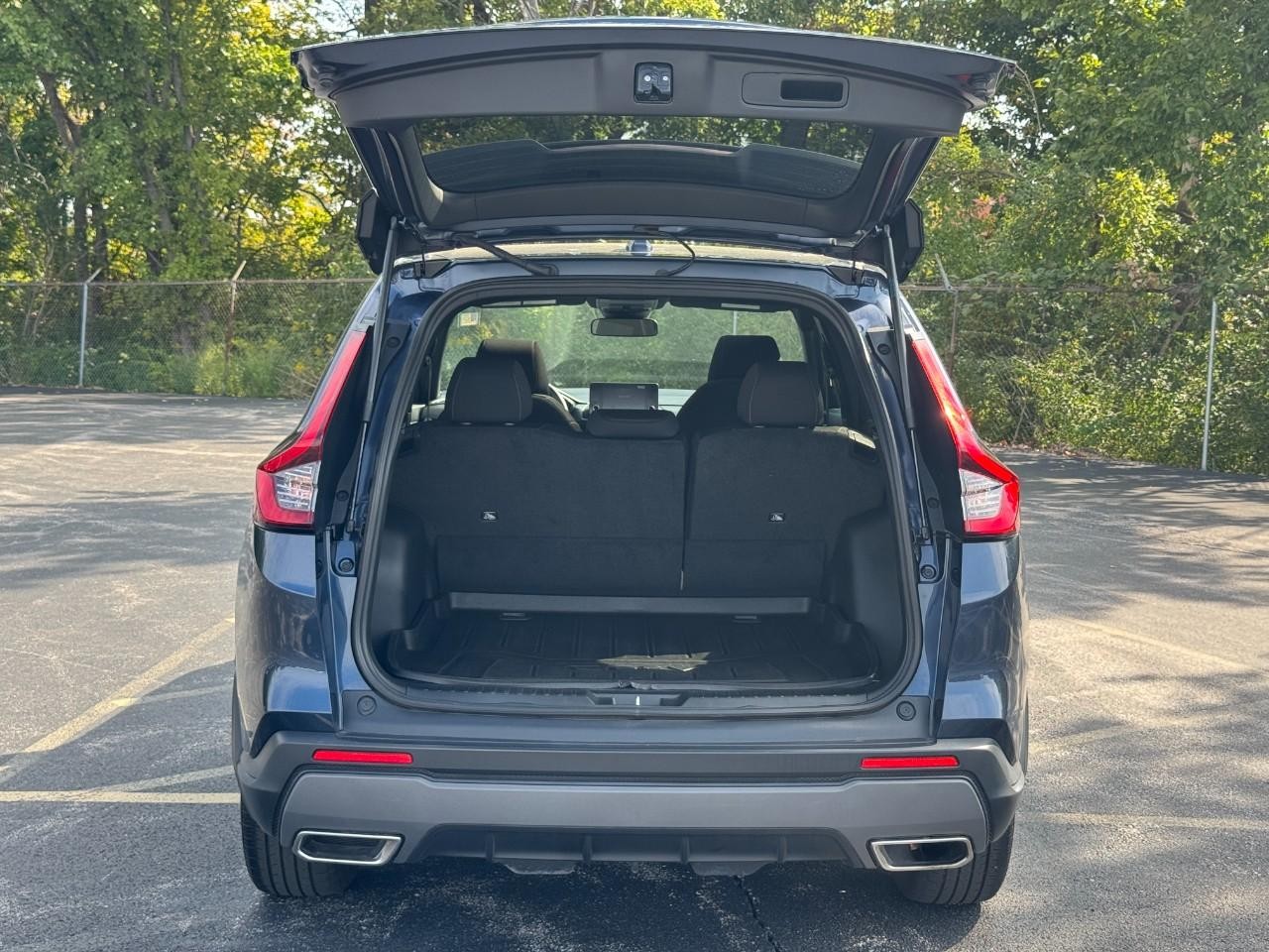 Honda CR-V Hybrid Vehicle Full-screen Gallery Image 06