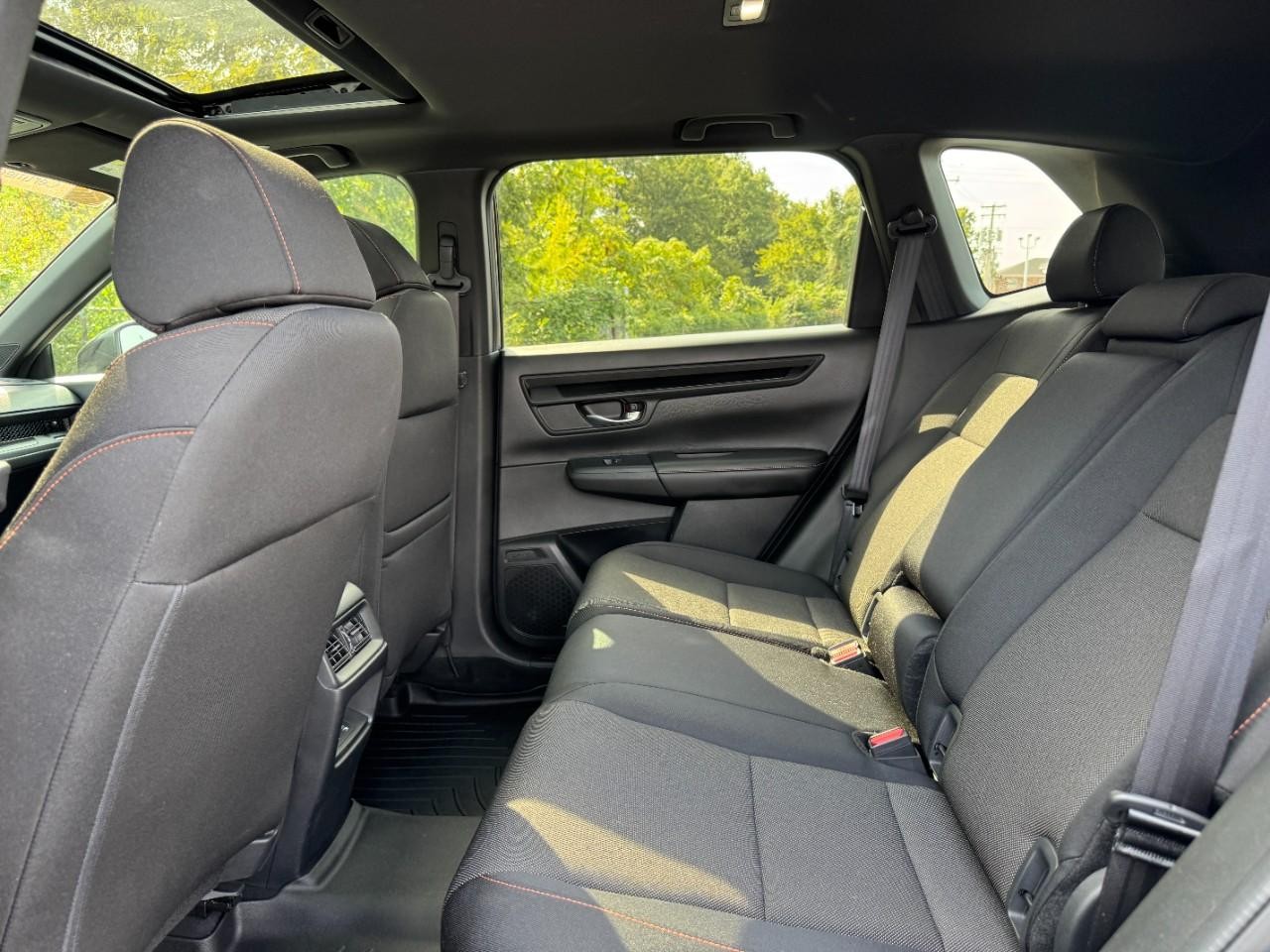 Honda CR-V Hybrid Vehicle Full-screen Gallery Image 12