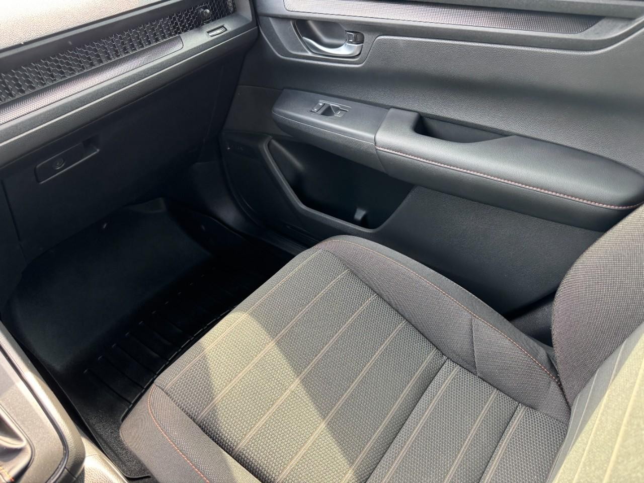 Honda CR-V Hybrid Vehicle Full-screen Gallery Image 17