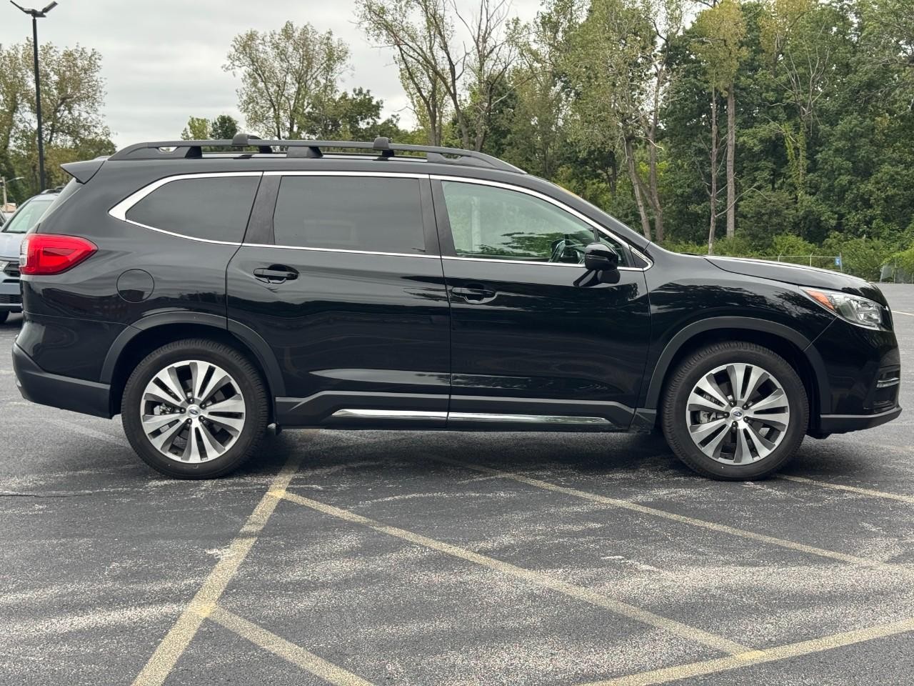 Subaru Ascent Vehicle Full-screen Gallery Image 03