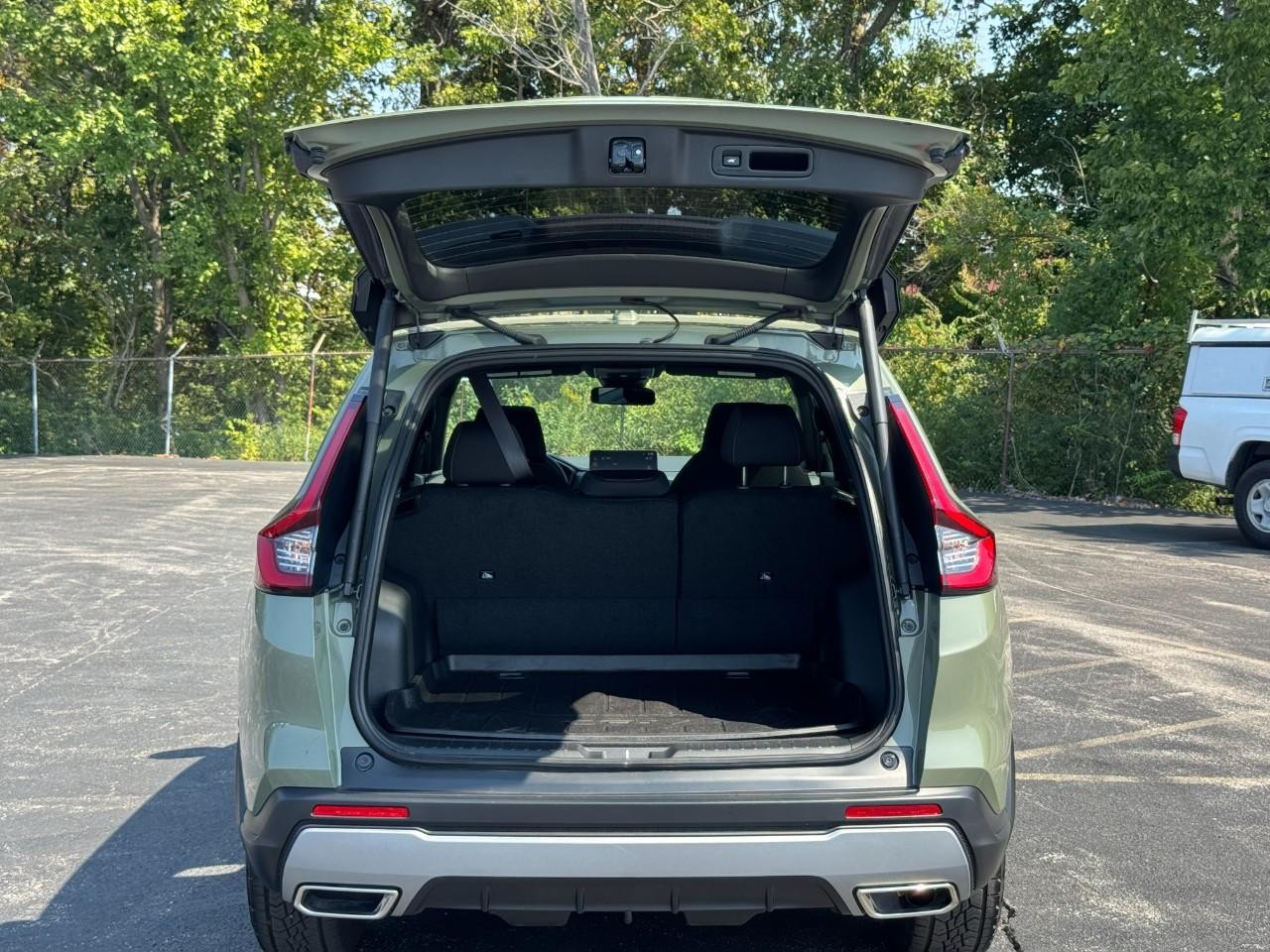 Honda CR-V Hybrid Vehicle Full-screen Gallery Image 06