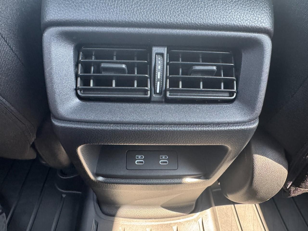 Honda CR-V Hybrid Vehicle Full-screen Gallery Image 13