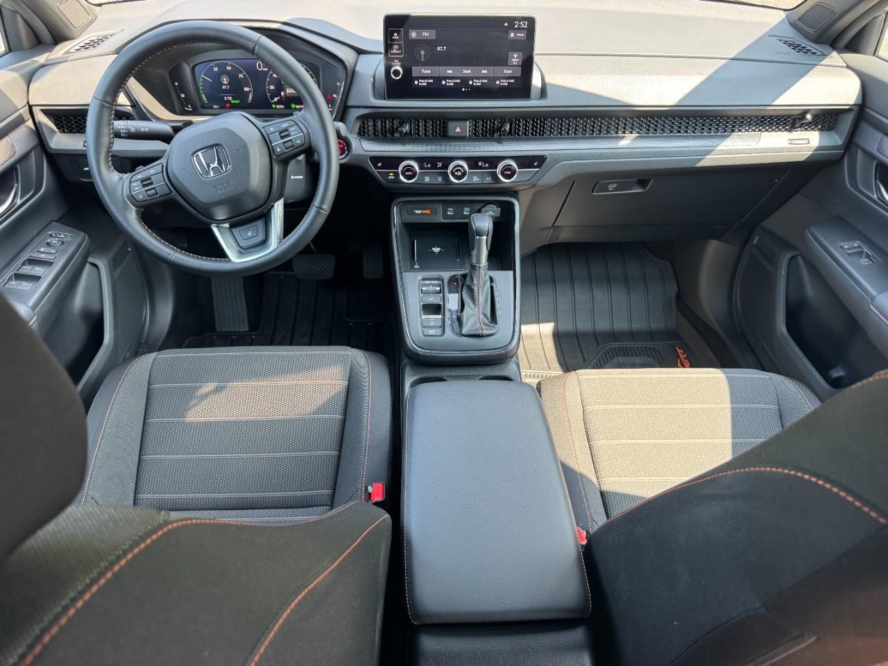 Honda CR-V Hybrid Vehicle Full-screen Gallery Image 14