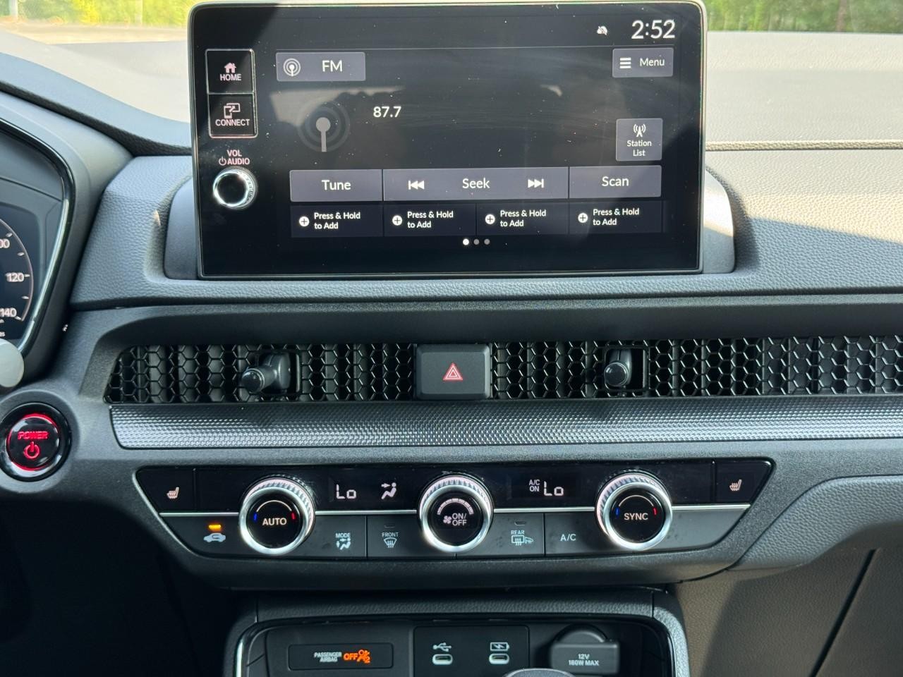 Honda CR-V Hybrid Vehicle Full-screen Gallery Image 16