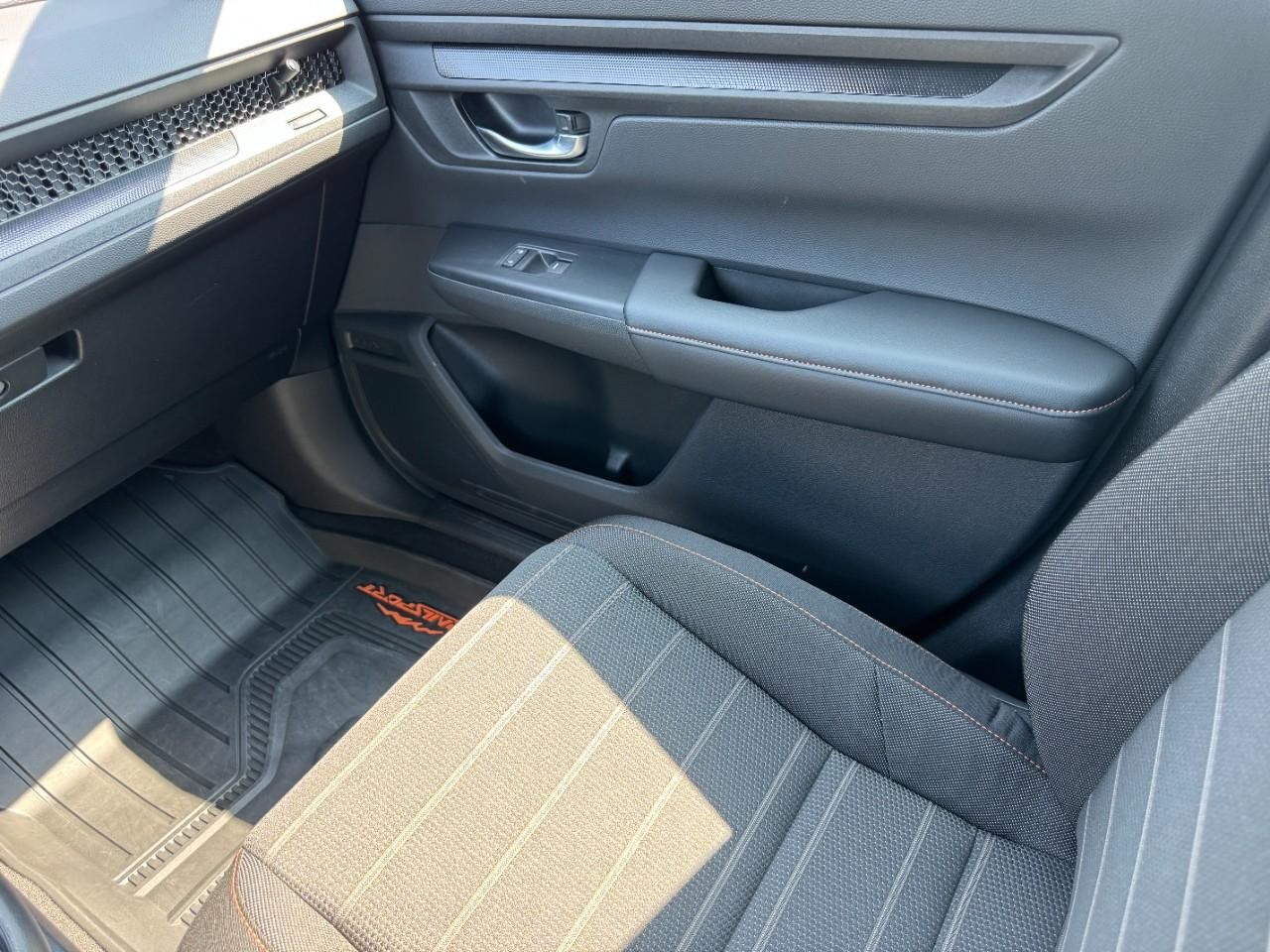 Honda CR-V Hybrid Vehicle Full-screen Gallery Image 18