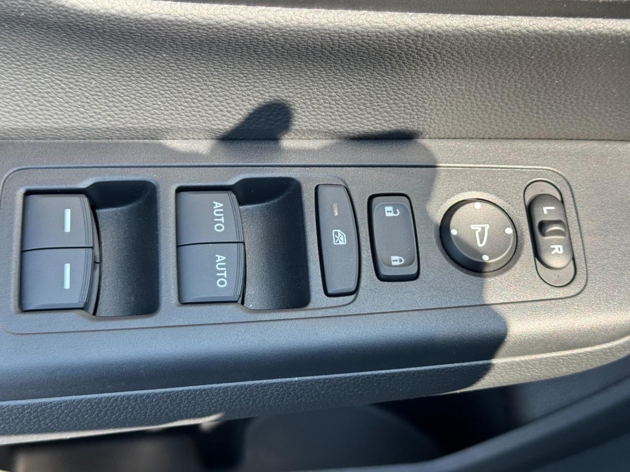 Honda CR-V Hybrid Vehicle Full-screen Gallery Image 20