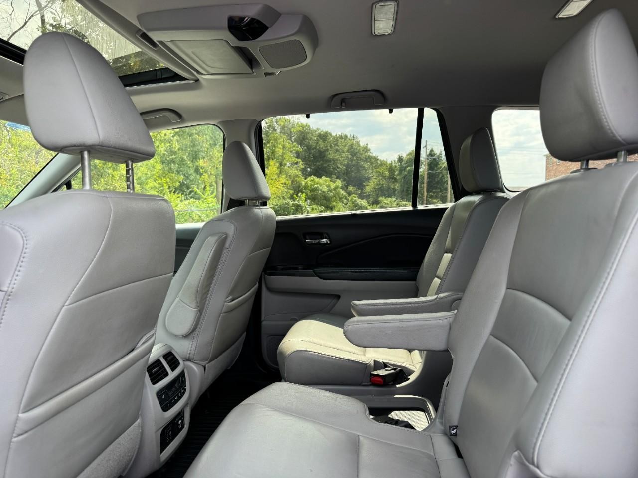 Honda Pilot Vehicle Full-screen Gallery Image 12