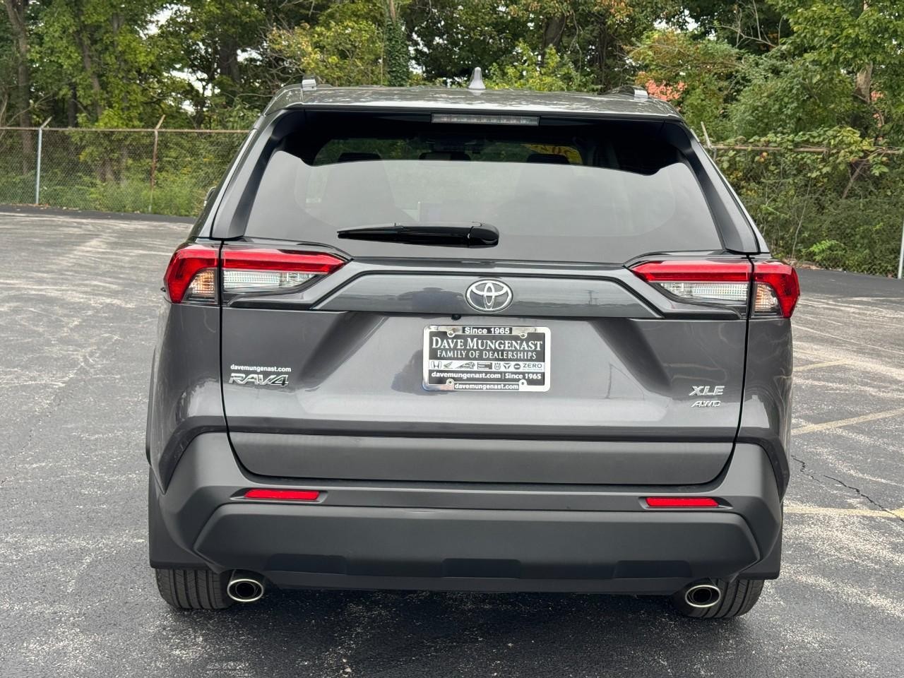 Toyota RAV4 Vehicle Full-screen Gallery Image 06