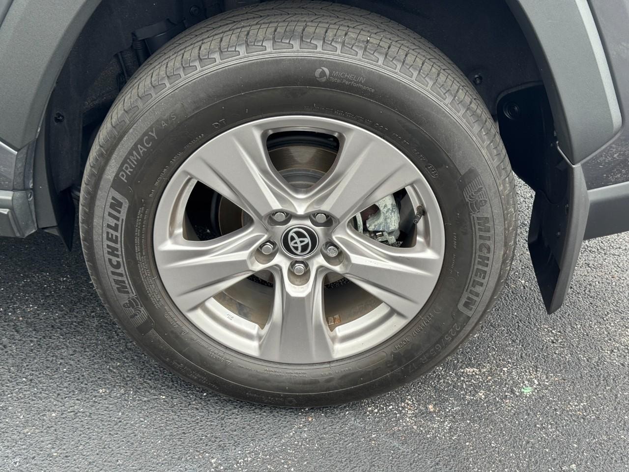 Toyota RAV4 Vehicle Full-screen Gallery Image 08