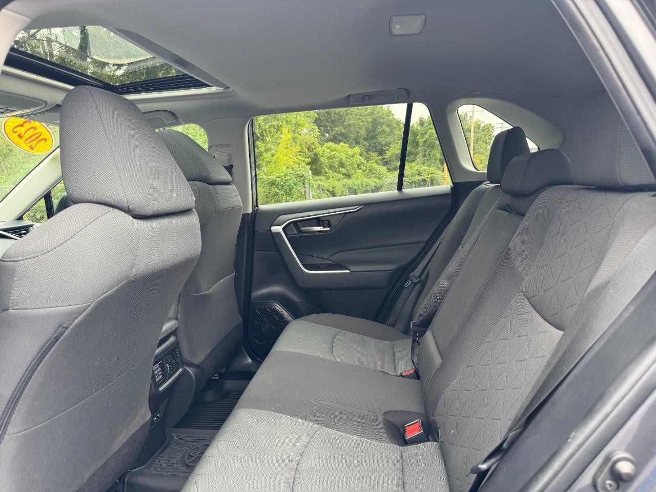 Toyota RAV4 Vehicle Full-screen Gallery Image 11