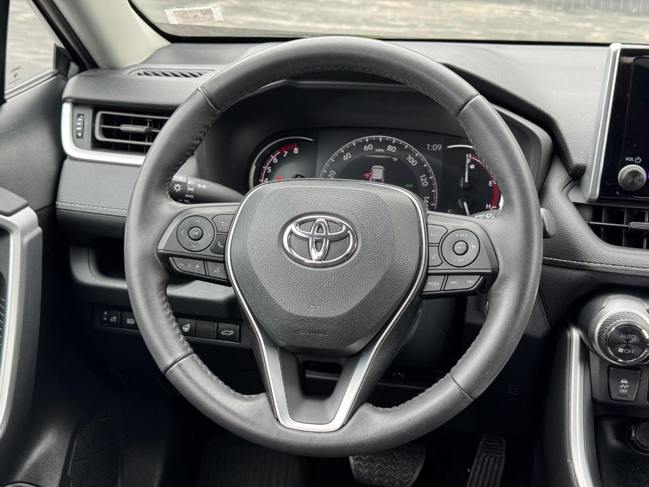 Toyota RAV4 Vehicle Full-screen Gallery Image 13