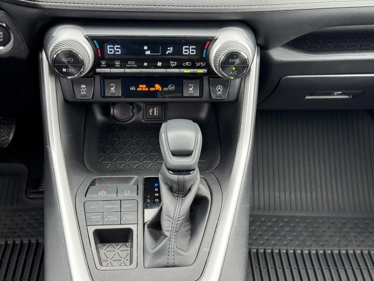 Toyota RAV4 Vehicle Full-screen Gallery Image 15