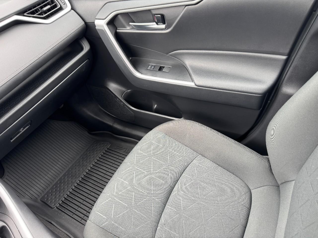Toyota RAV4 Vehicle Full-screen Gallery Image 16