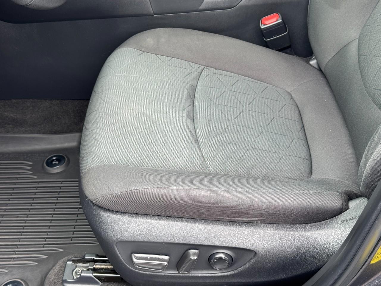 Toyota RAV4 Vehicle Full-screen Gallery Image 17