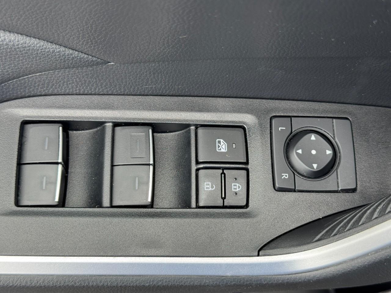 Toyota RAV4 Vehicle Full-screen Gallery Image 18