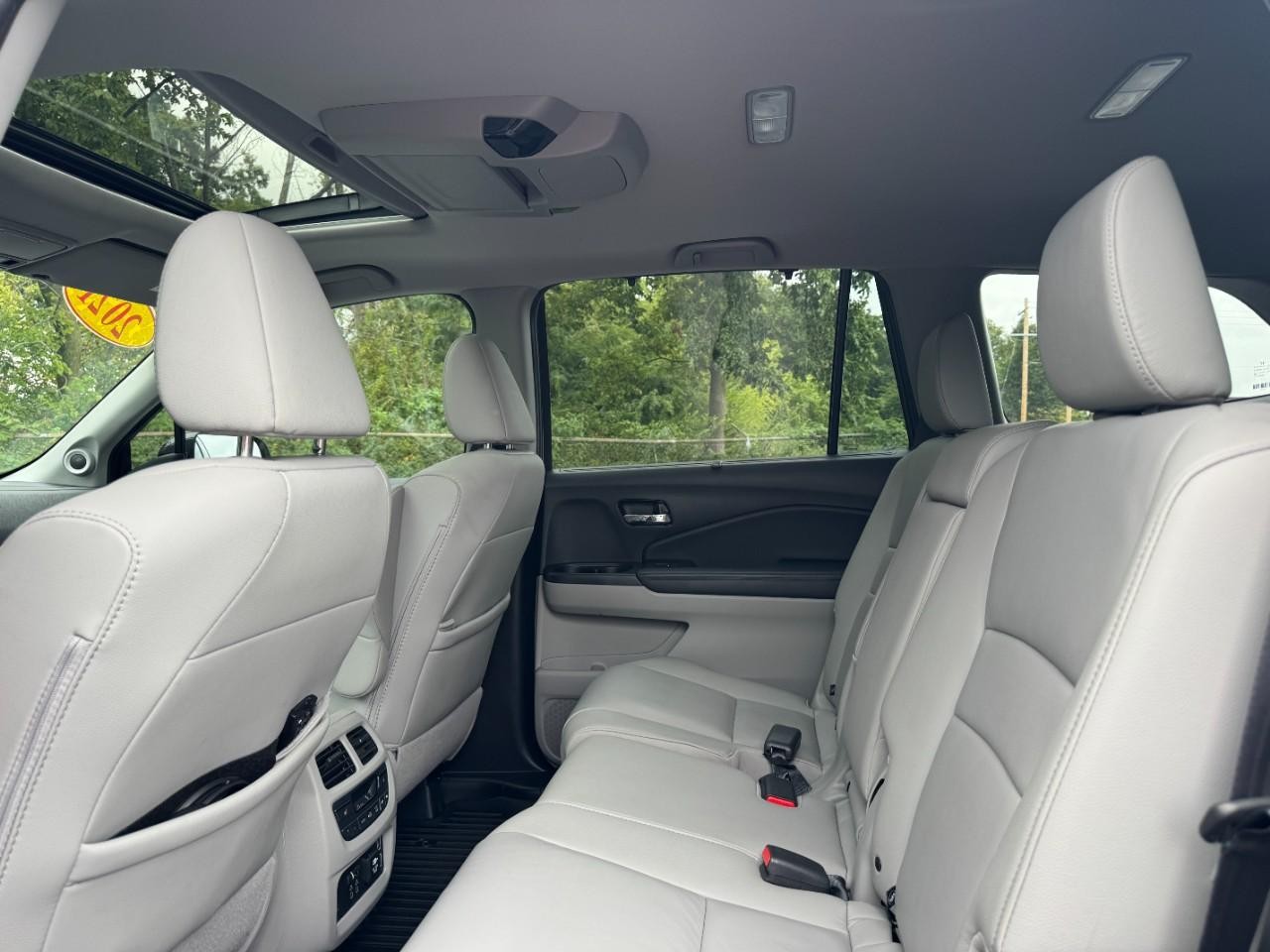 Honda Pilot Vehicle Full-screen Gallery Image 12