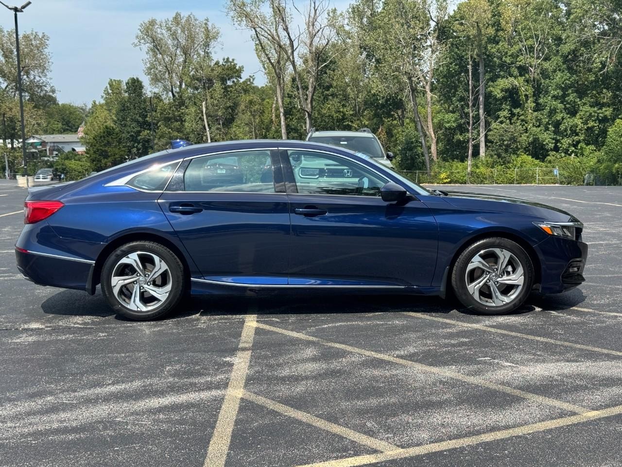 Honda Accord Sedan Vehicle Full-screen Gallery Image 03