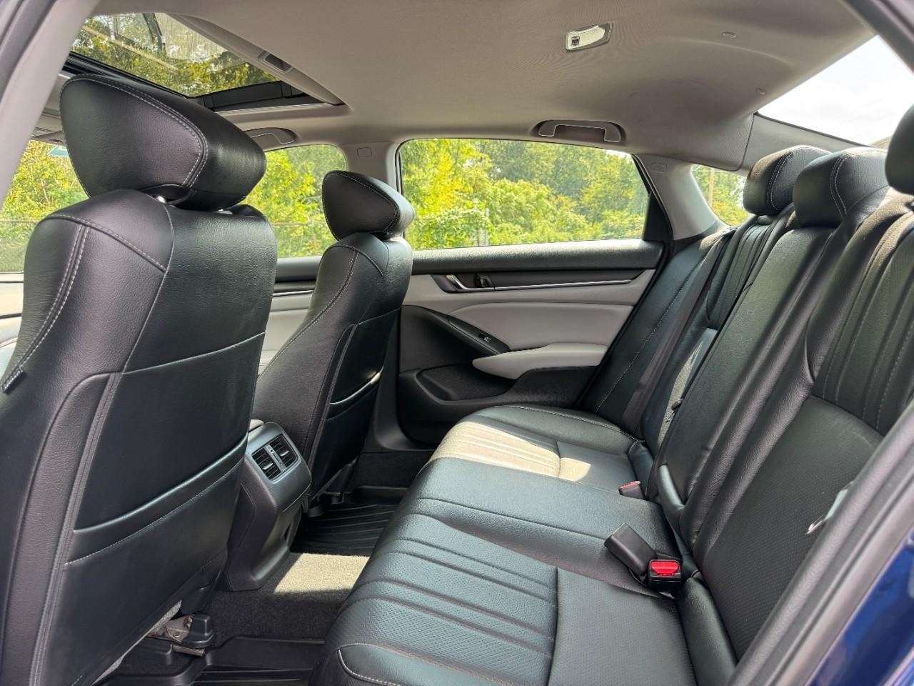 Honda Accord Sedan Vehicle Full-screen Gallery Image 11