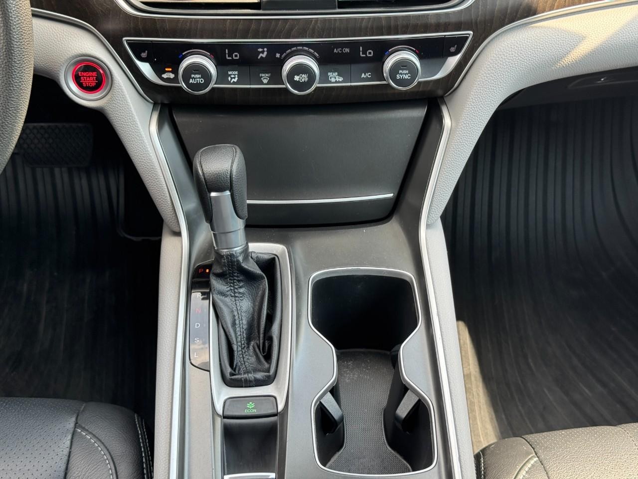 Honda Accord Sedan Vehicle Full-screen Gallery Image 15