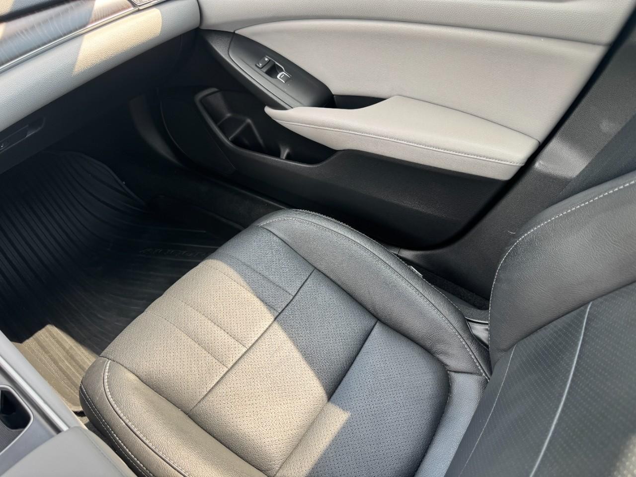 Honda Accord Sedan Vehicle Full-screen Gallery Image 16