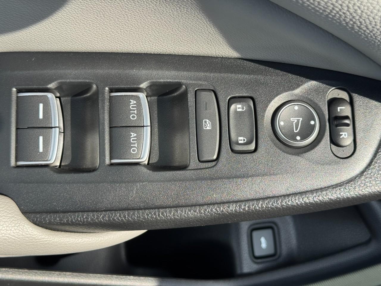 Honda Accord Sedan Vehicle Full-screen Gallery Image 18