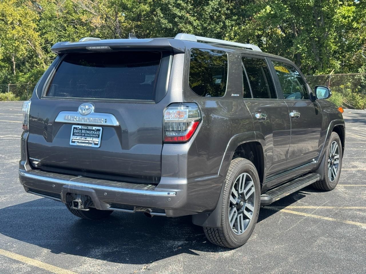 Toyota 4Runner Vehicle Full-screen Gallery Image 04