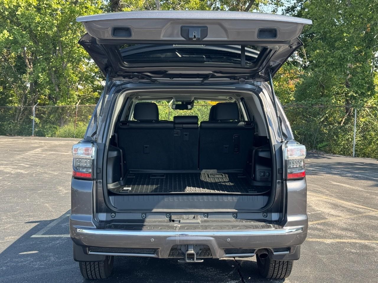 Toyota 4Runner Vehicle Full-screen Gallery Image 05