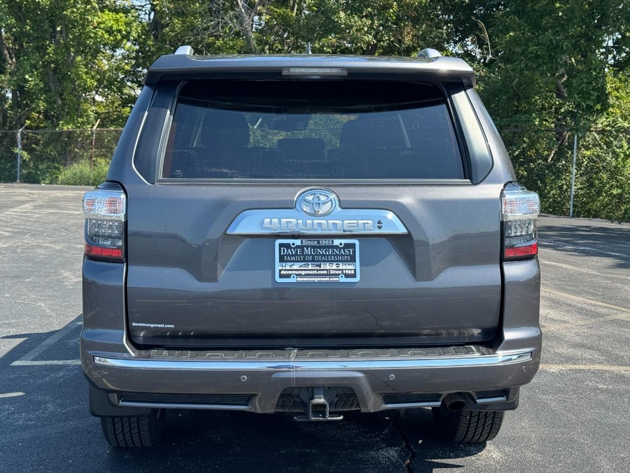 Toyota 4Runner Vehicle Full-screen Gallery Image 06