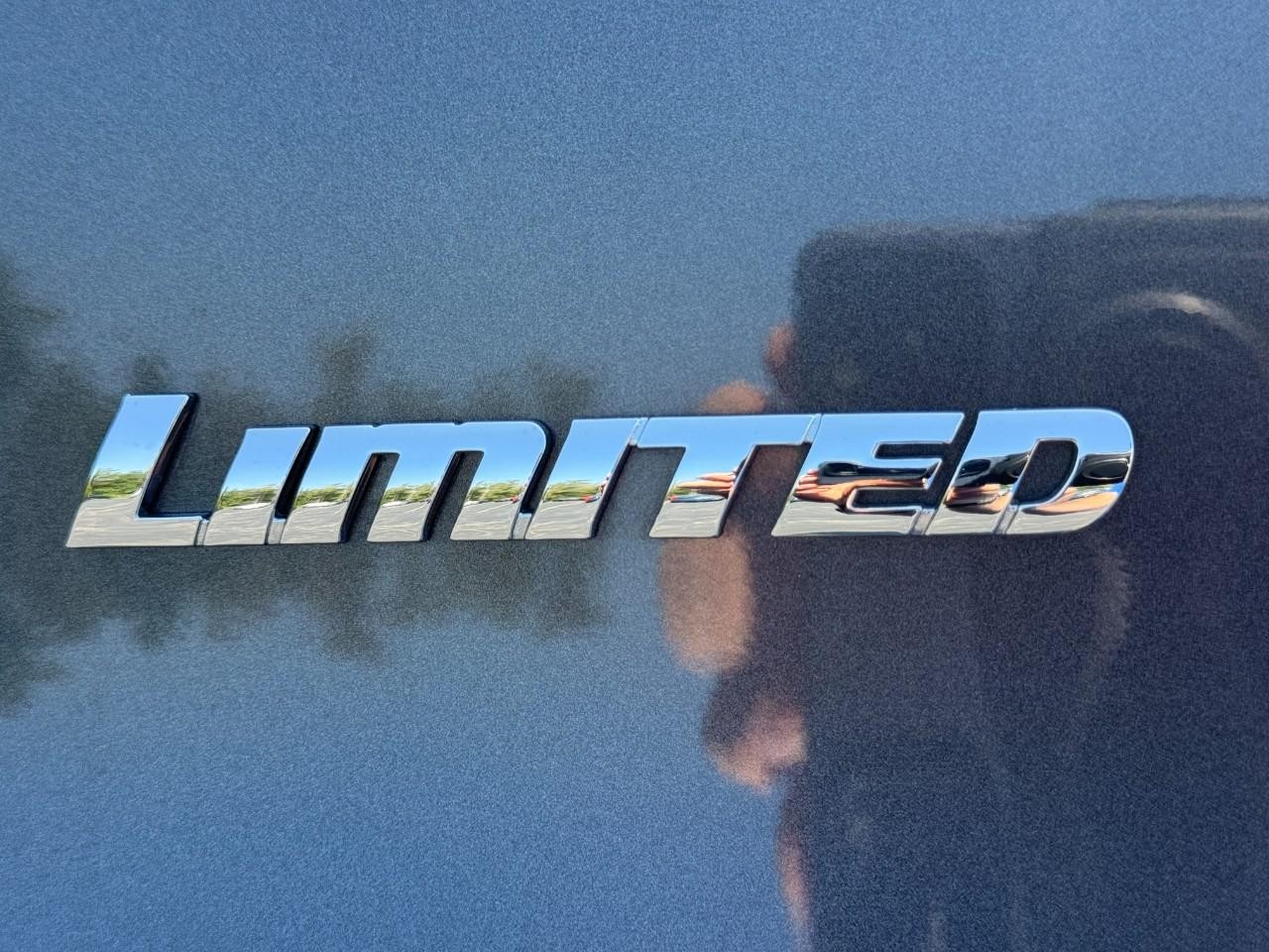 Toyota 4Runner Vehicle Full-screen Gallery Image 08