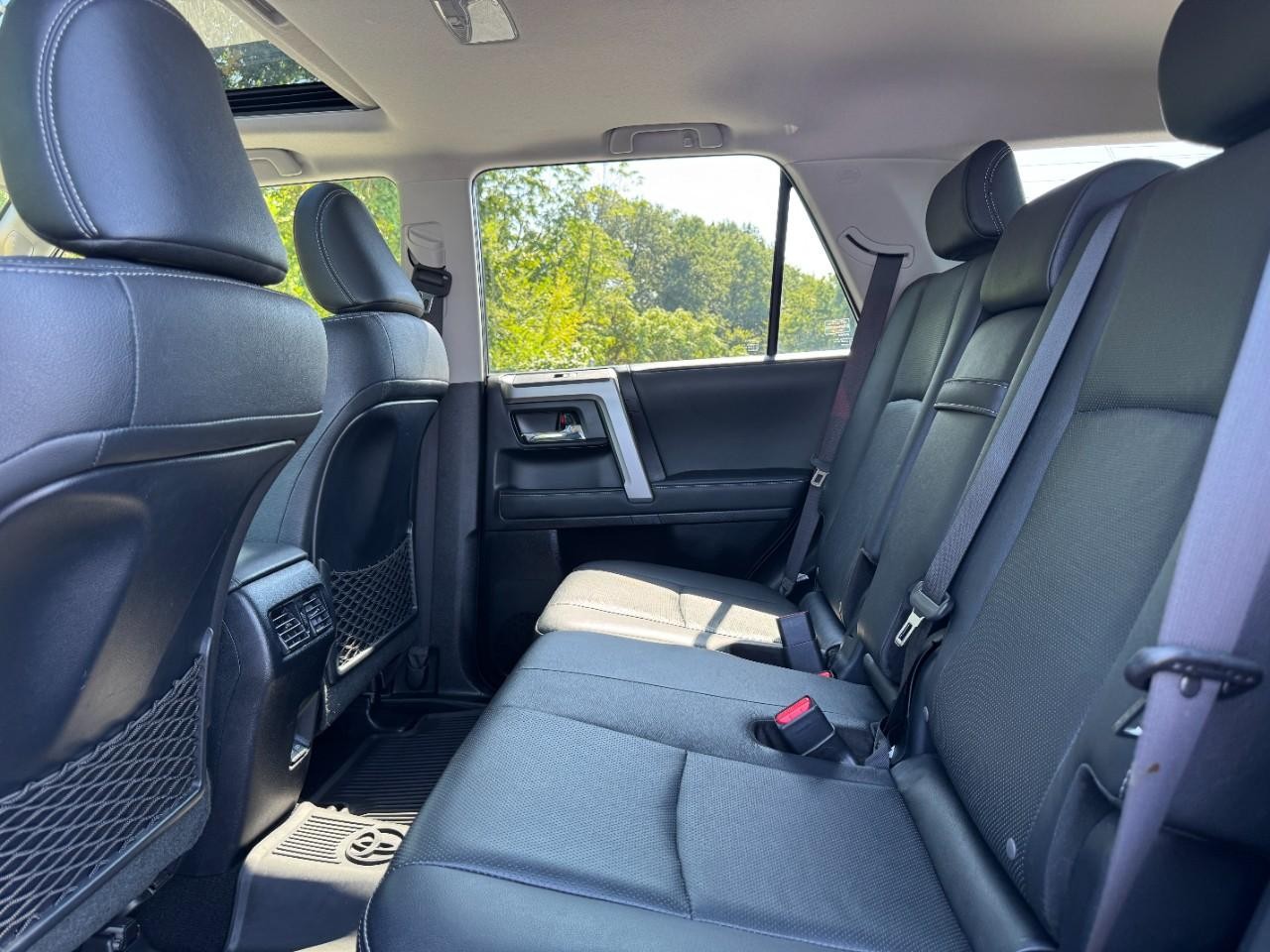 Toyota 4Runner Vehicle Full-screen Gallery Image 12