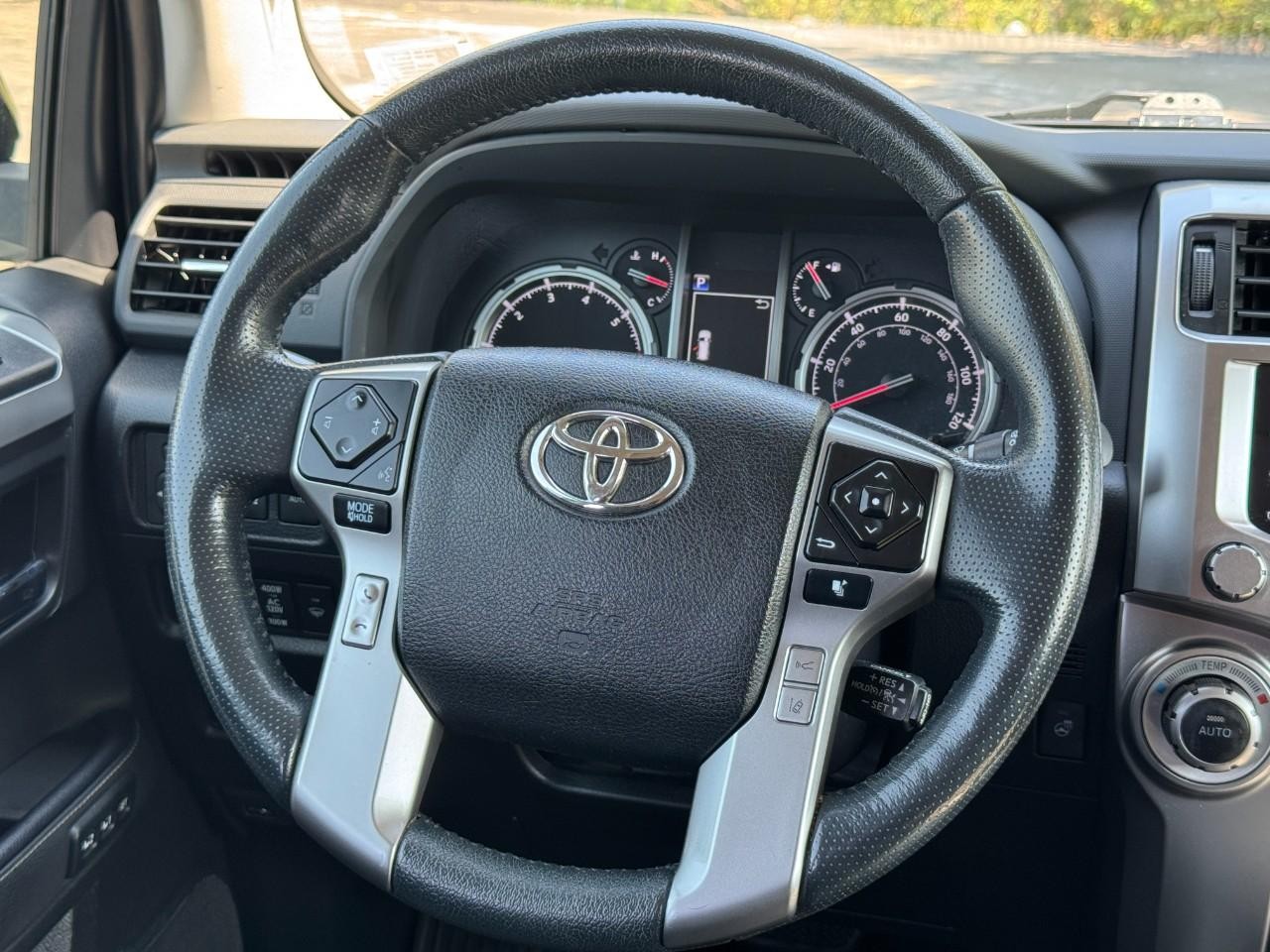 Toyota 4Runner Vehicle Full-screen Gallery Image 16