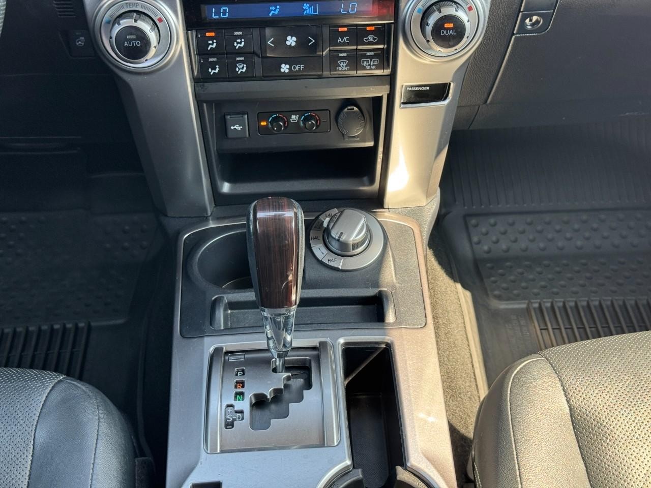 Toyota 4Runner Vehicle Full-screen Gallery Image 18