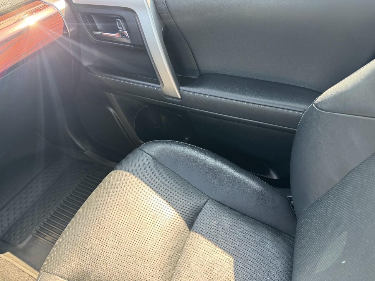 Toyota 4Runner Vehicle Full-screen Gallery Image 19