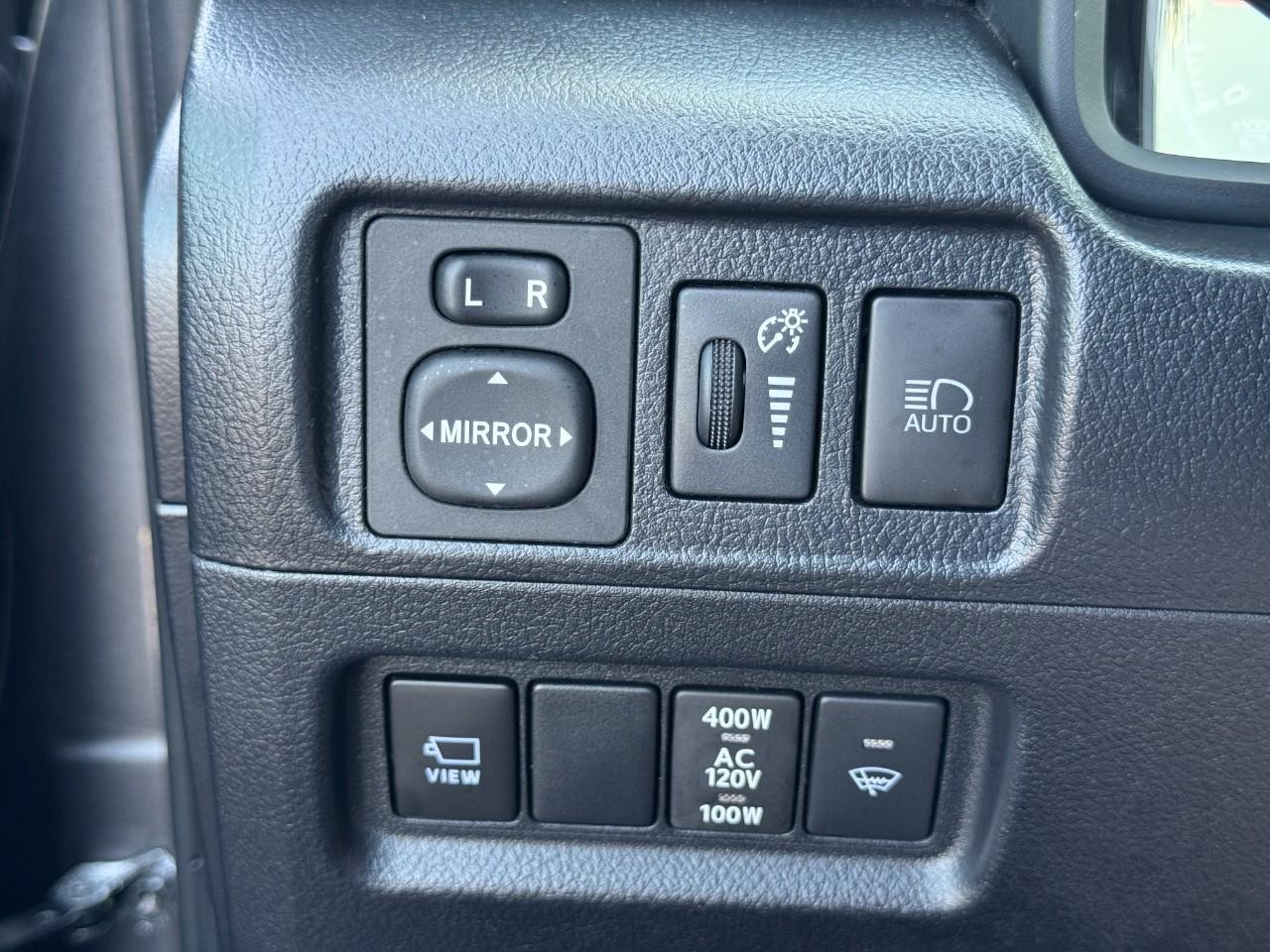 Toyota 4Runner Vehicle Full-screen Gallery Image 22