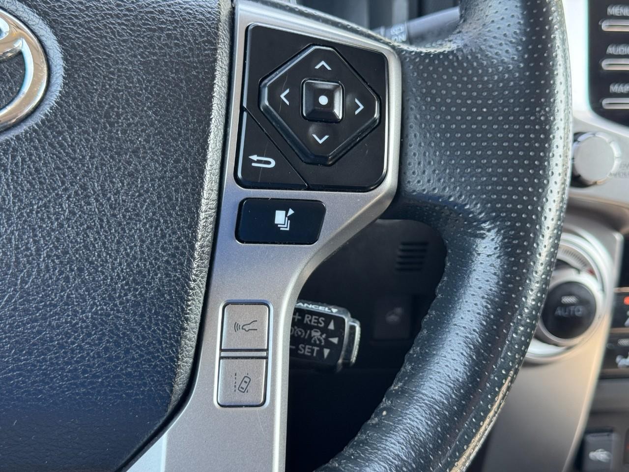 Toyota 4Runner Vehicle Full-screen Gallery Image 24