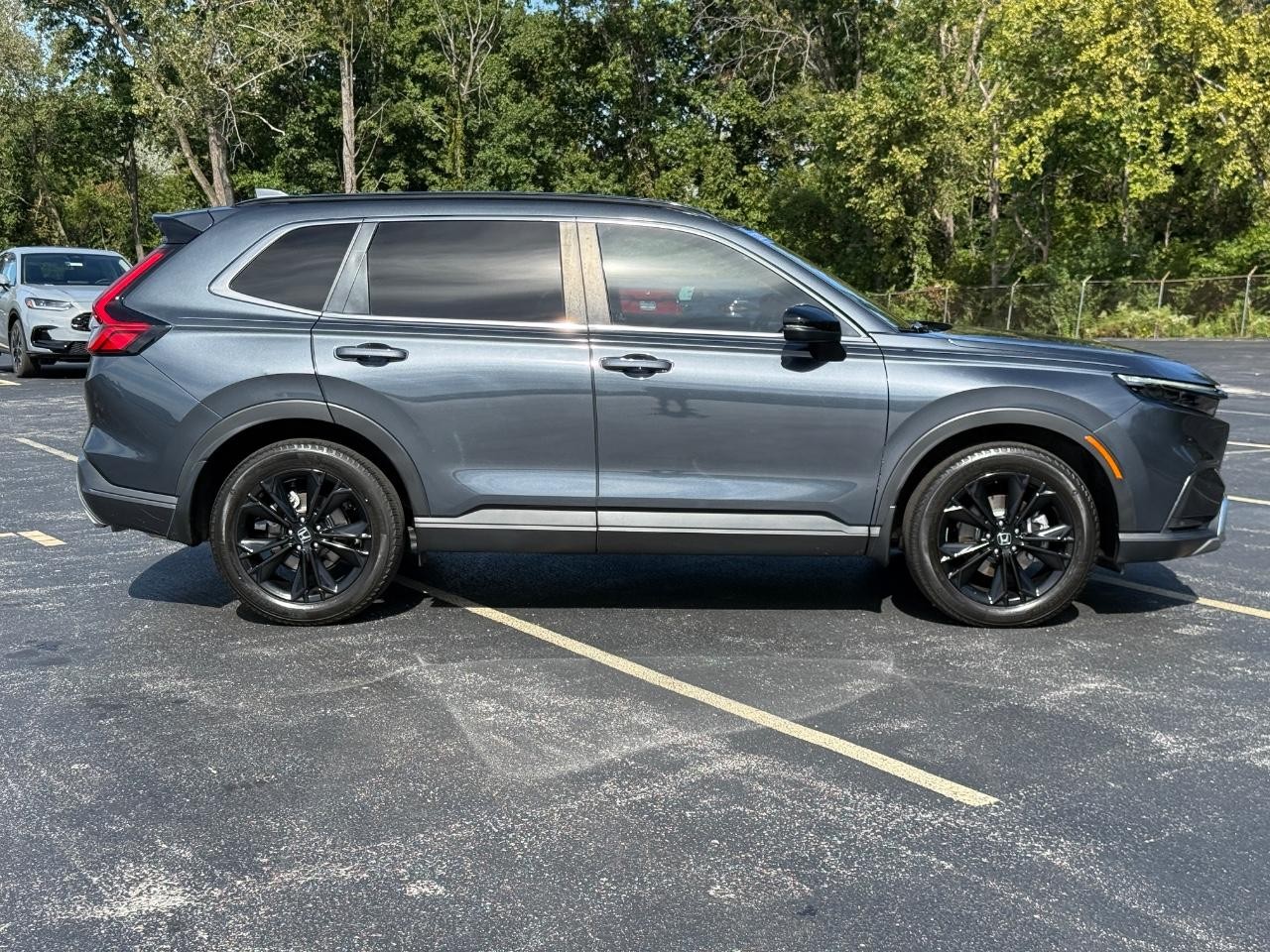 Honda CR-V Hybrid Vehicle Full-screen Gallery Image 02