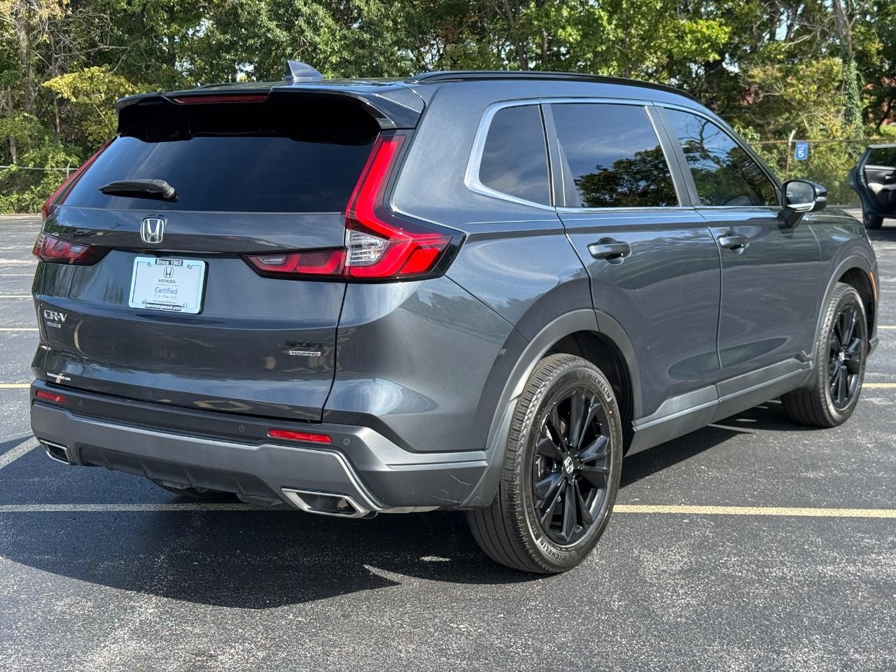 Honda CR-V Hybrid Vehicle Full-screen Gallery Image 03