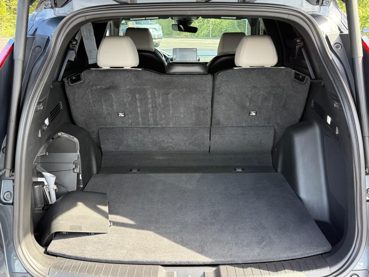 Honda CR-V Hybrid Vehicle Full-screen Gallery Image 04