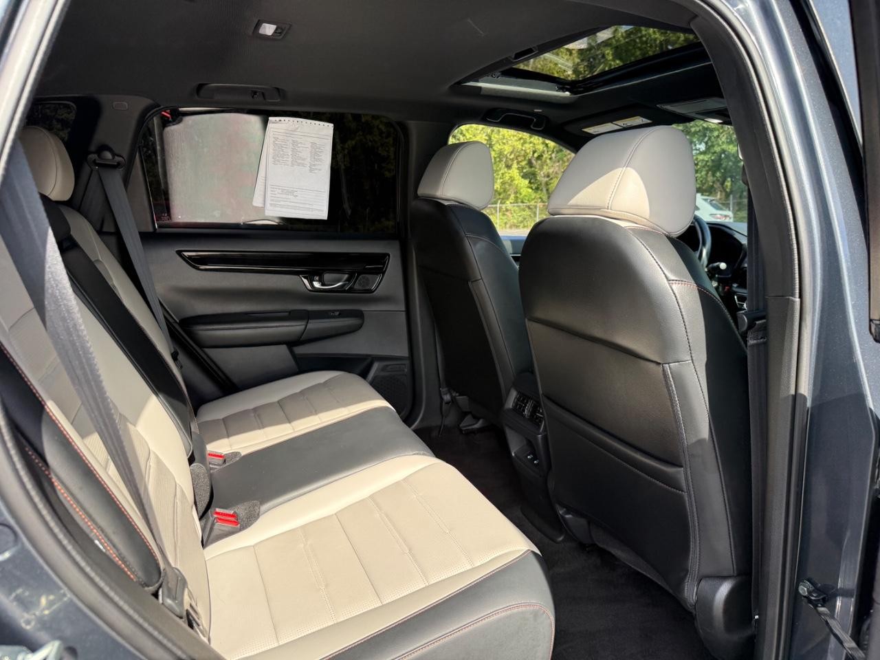 Honda CR-V Hybrid Vehicle Full-screen Gallery Image 10