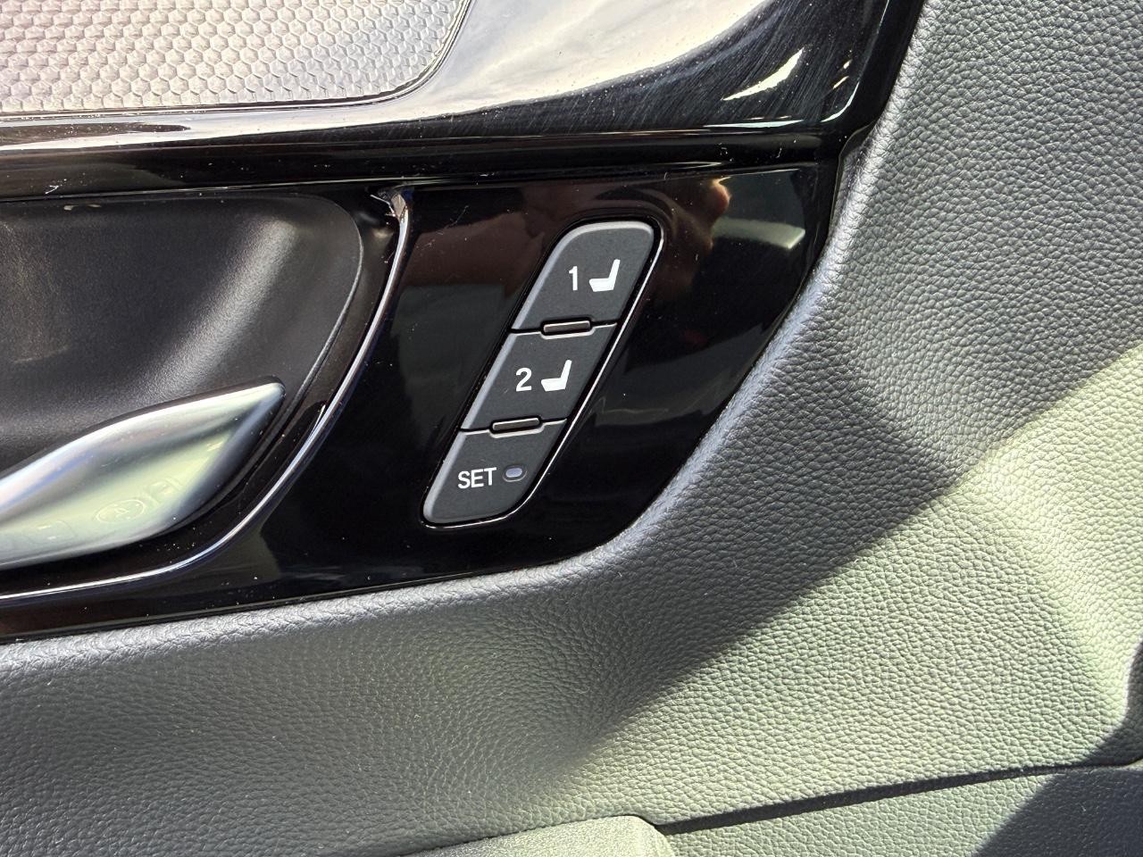 Honda CR-V Hybrid Vehicle Full-screen Gallery Image 16