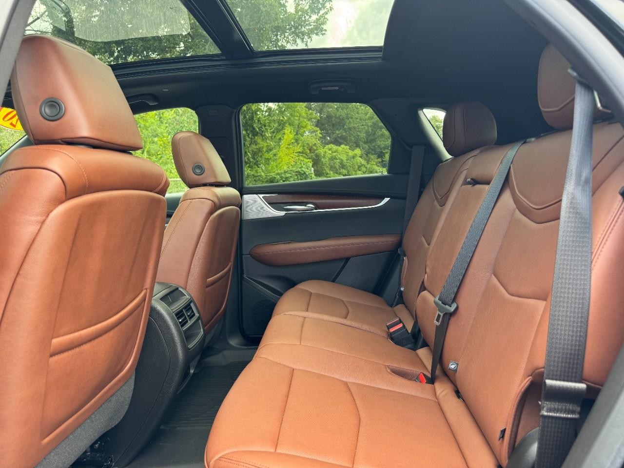 Cadillac XT5 Vehicle Full-screen Gallery Image 11