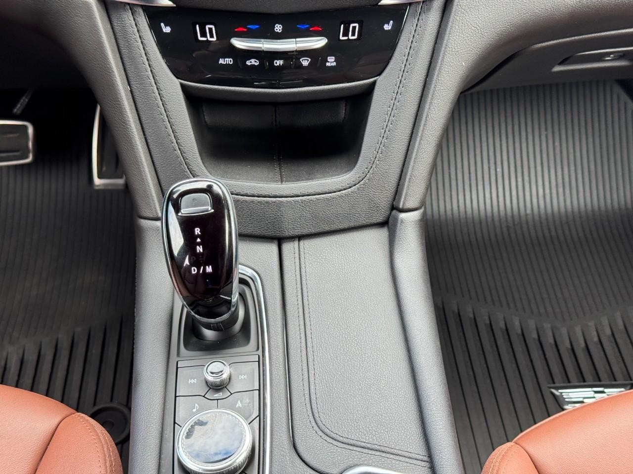 Cadillac XT5 Vehicle Full-screen Gallery Image 15