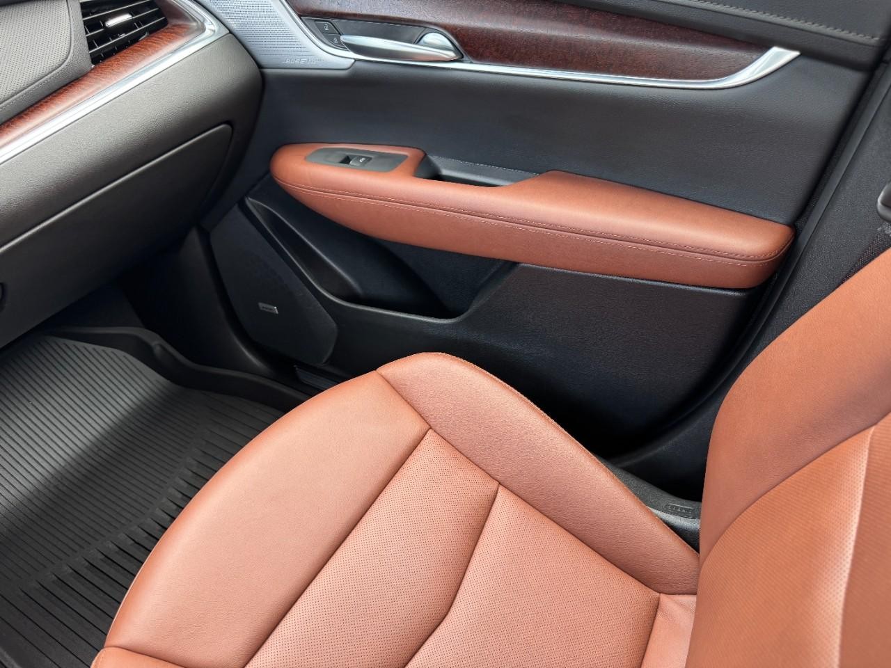 Cadillac XT5 Vehicle Full-screen Gallery Image 16